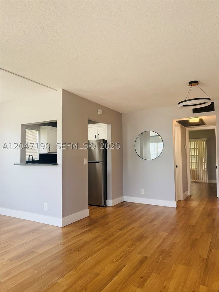 21 Windsor B - Photo 4 of 17