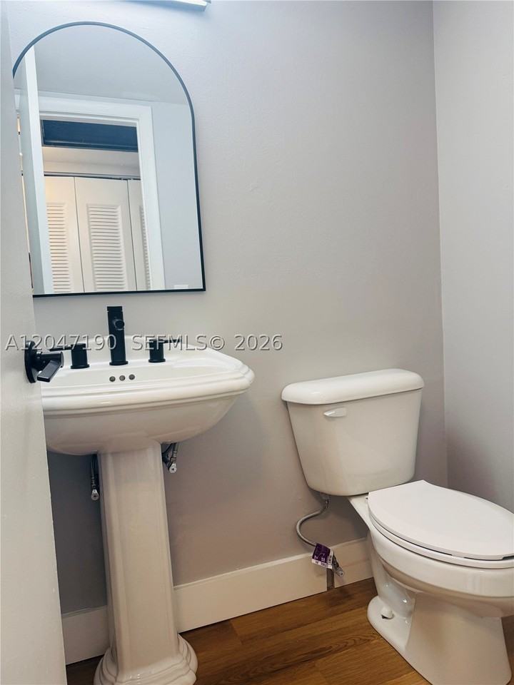 21 Windsor B - Photo 5 of 17