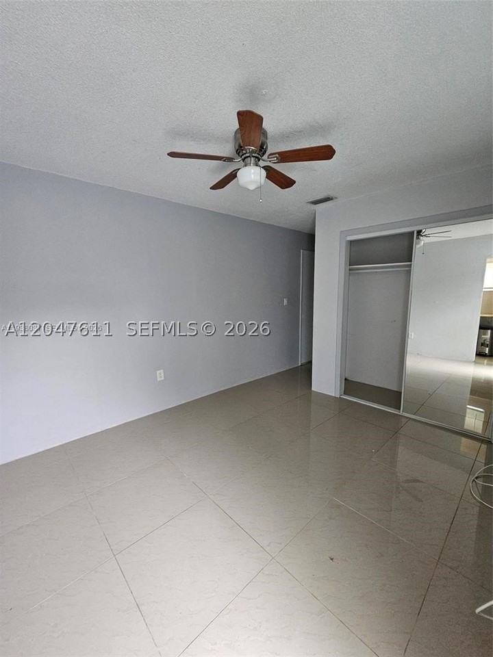 915 Sw 16th St #1-2 - Photo 2 of 5