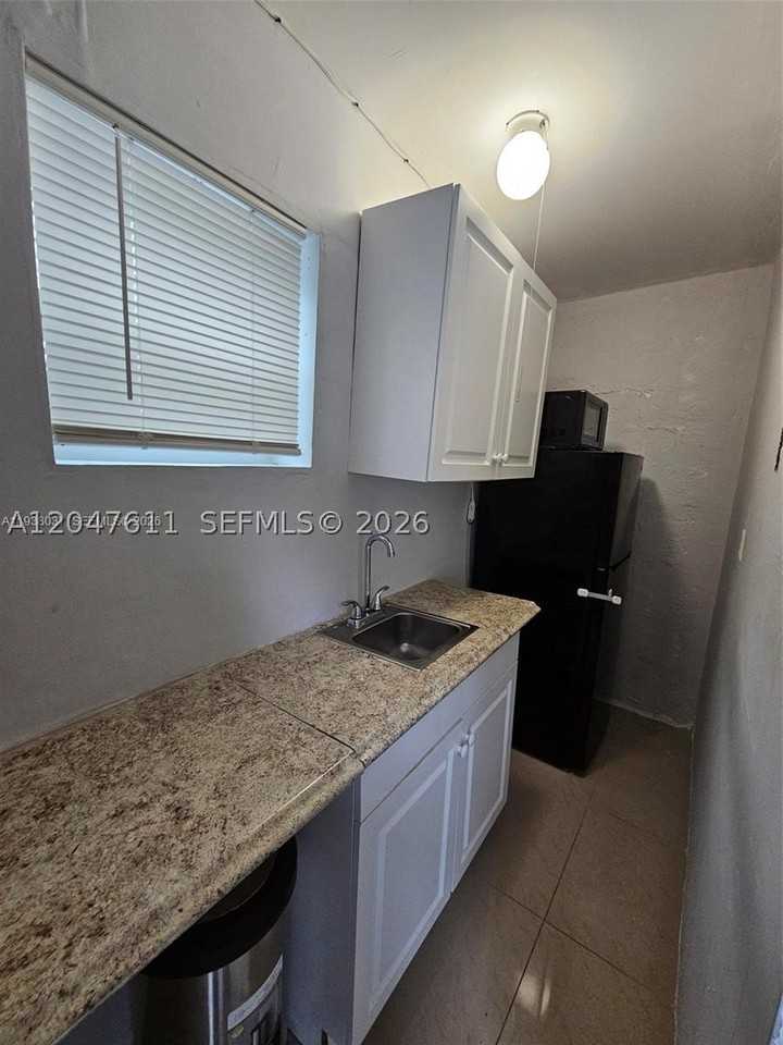 915 Sw 16th St #1-2 - Photo 3 of 5