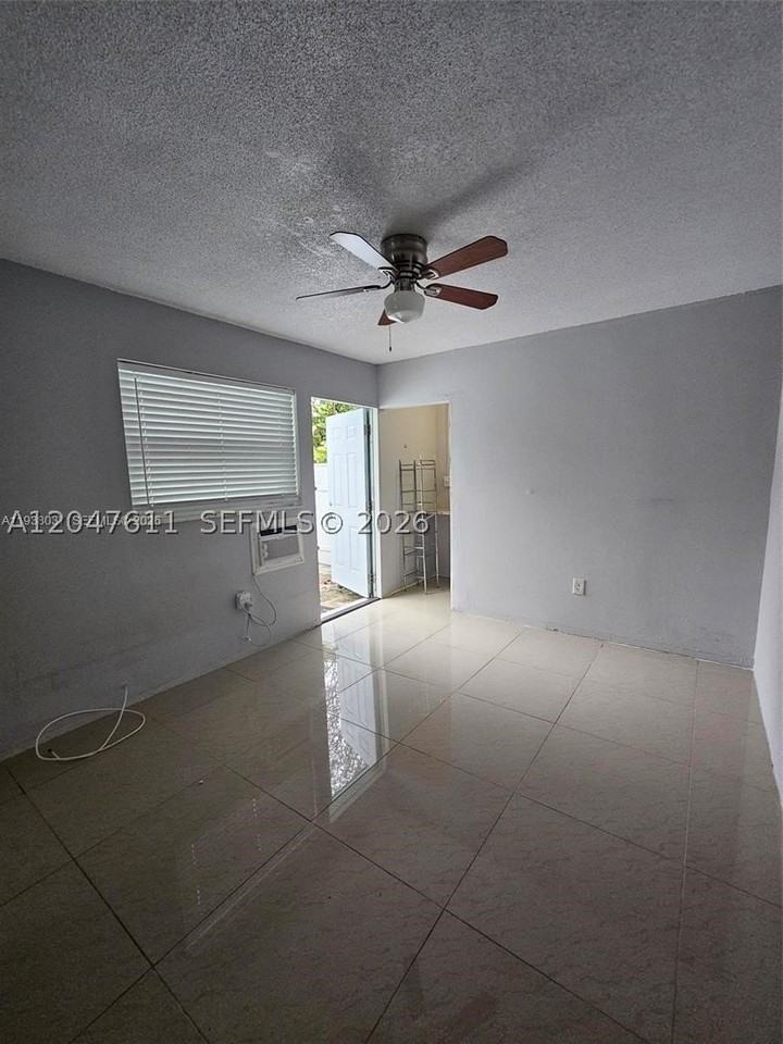 915 Sw 16th St #1-2 - Photo 5 of 5