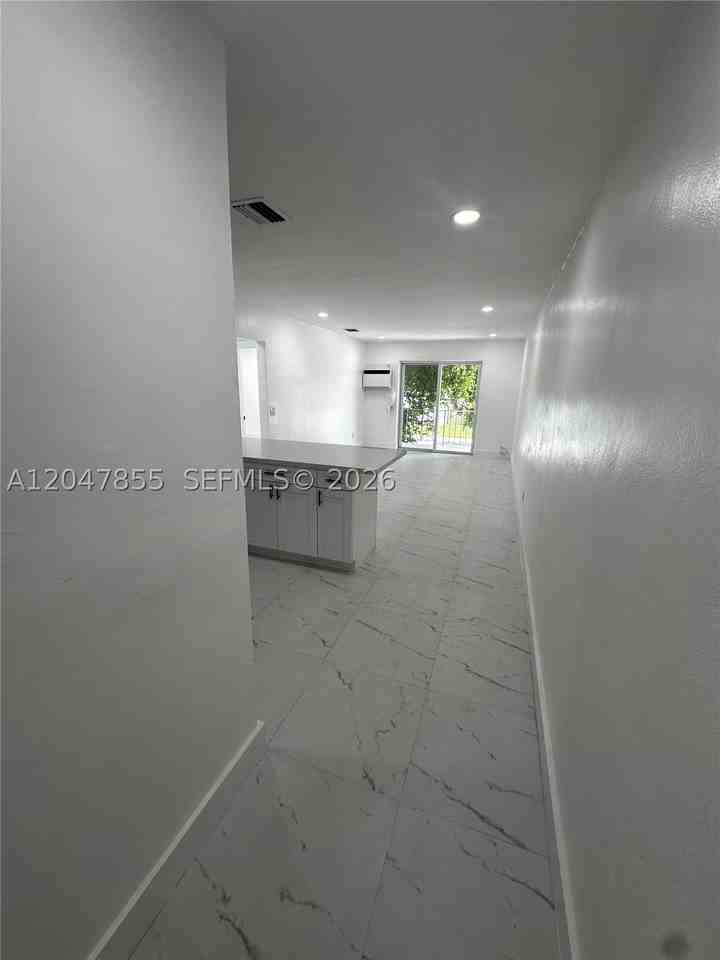 1945 Nw 29th St #A5