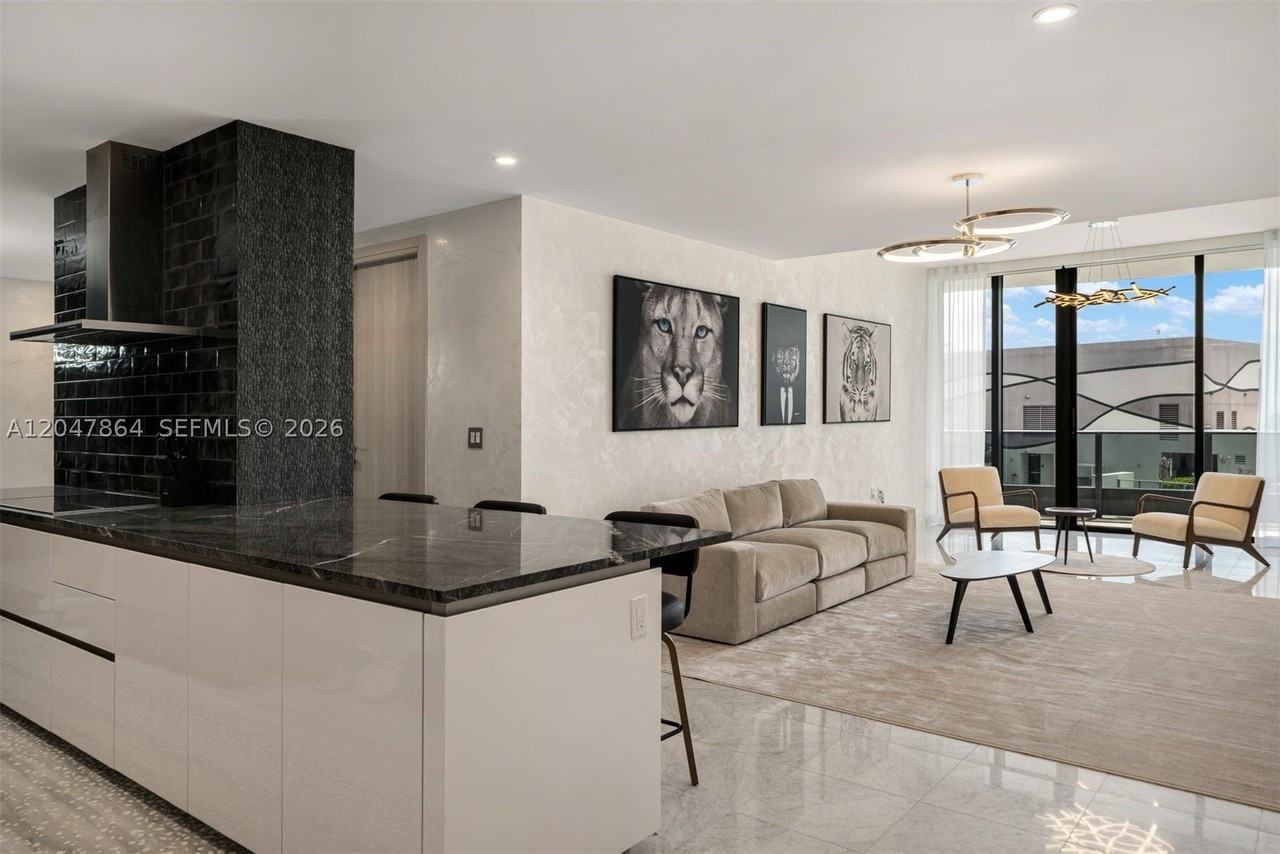 1000 Brickell Plz - Photo 3 of 37