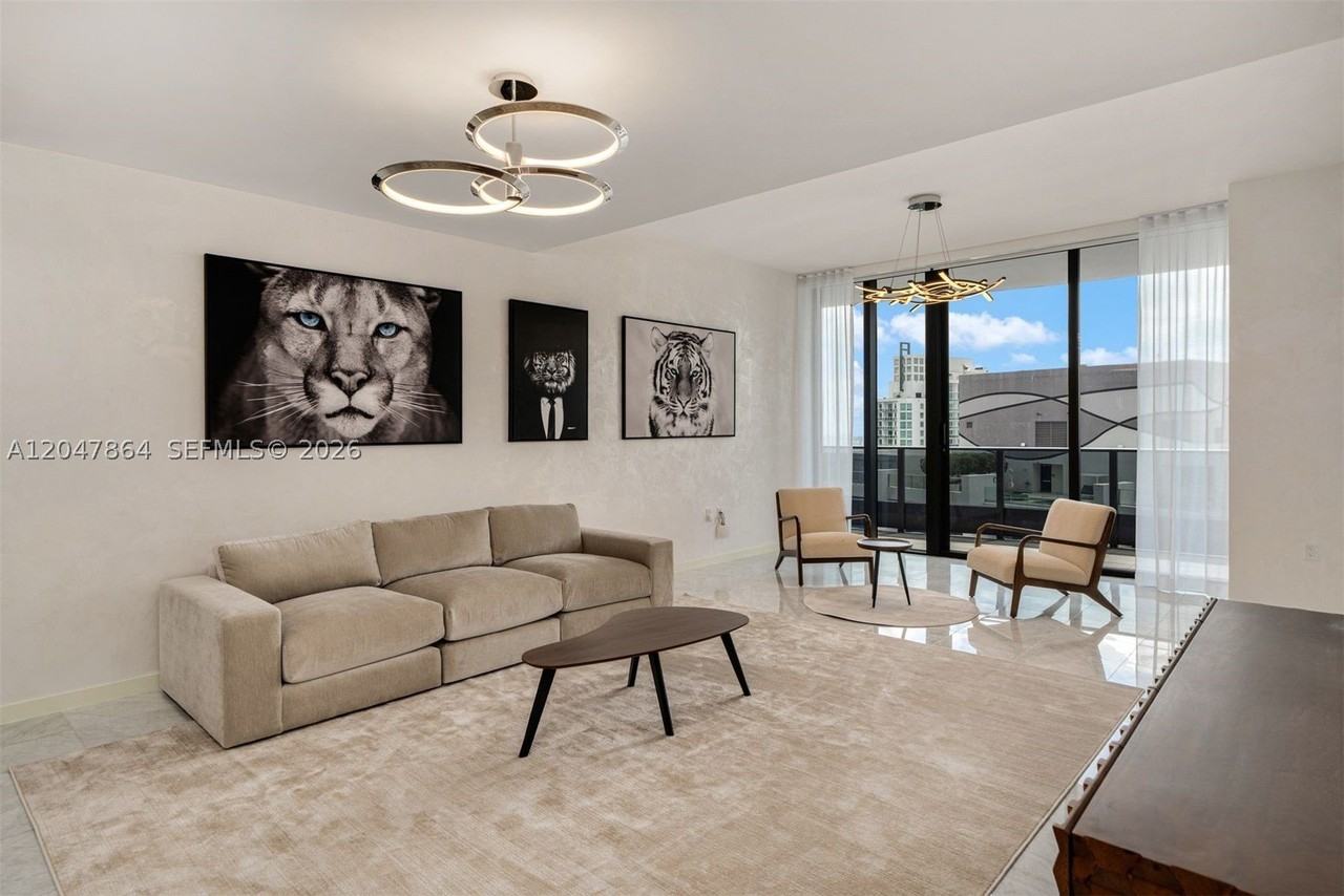 1000 Brickell Plz - Photo 4 of 37