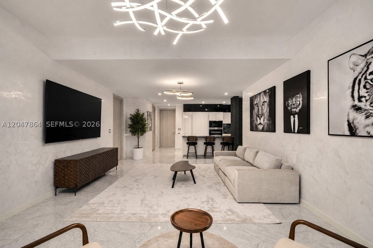 1000 Brickell Plz - Photo 5 of 37