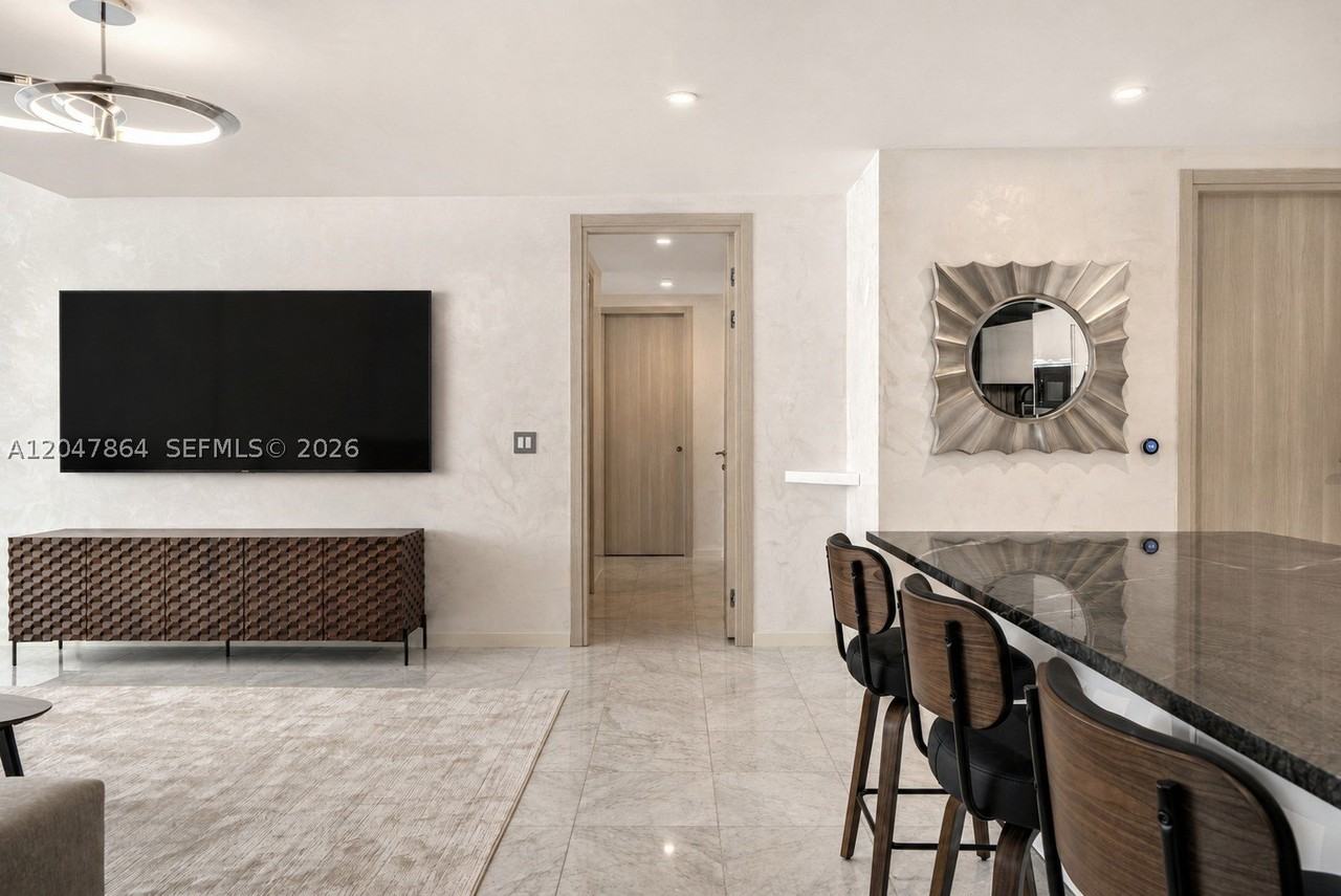 1000 Brickell Plz - Photo 6 of 37