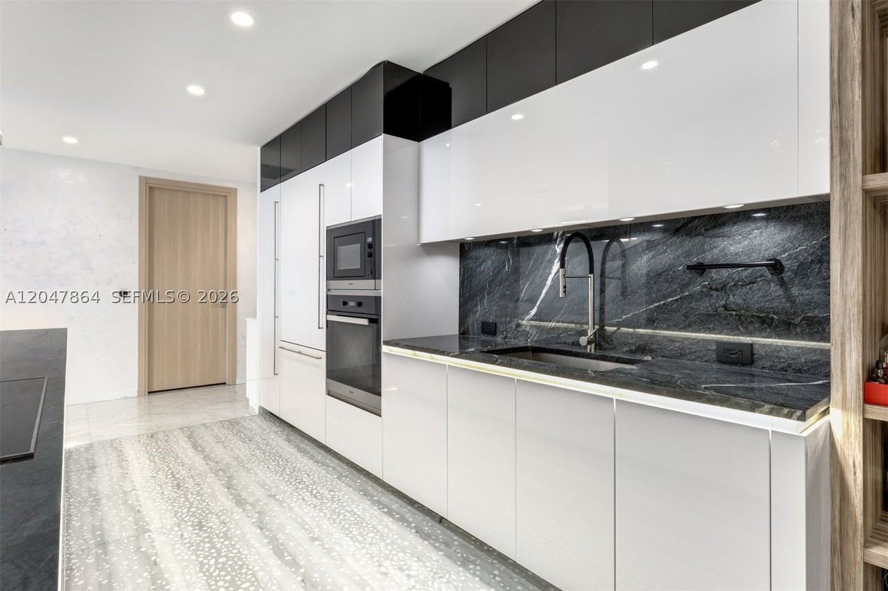 1000 Brickell Plz - Photo 7 of 37