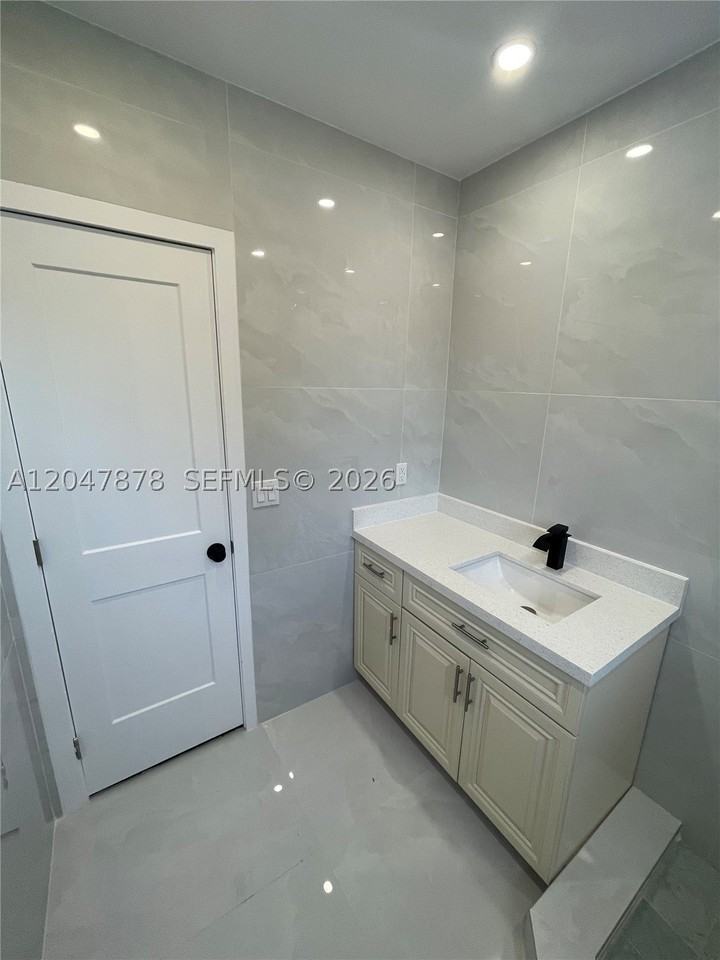 2352 Sw 26th Ln - Photo 5 of 9
