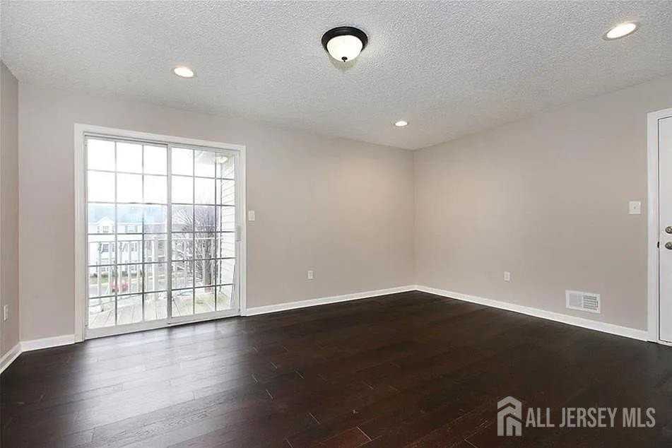 155 Darwin Ln - Photo 2 of 15