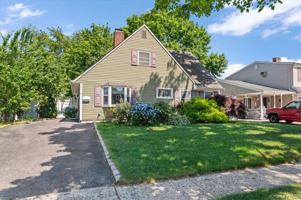 featured image of 7 Chickadee Ln