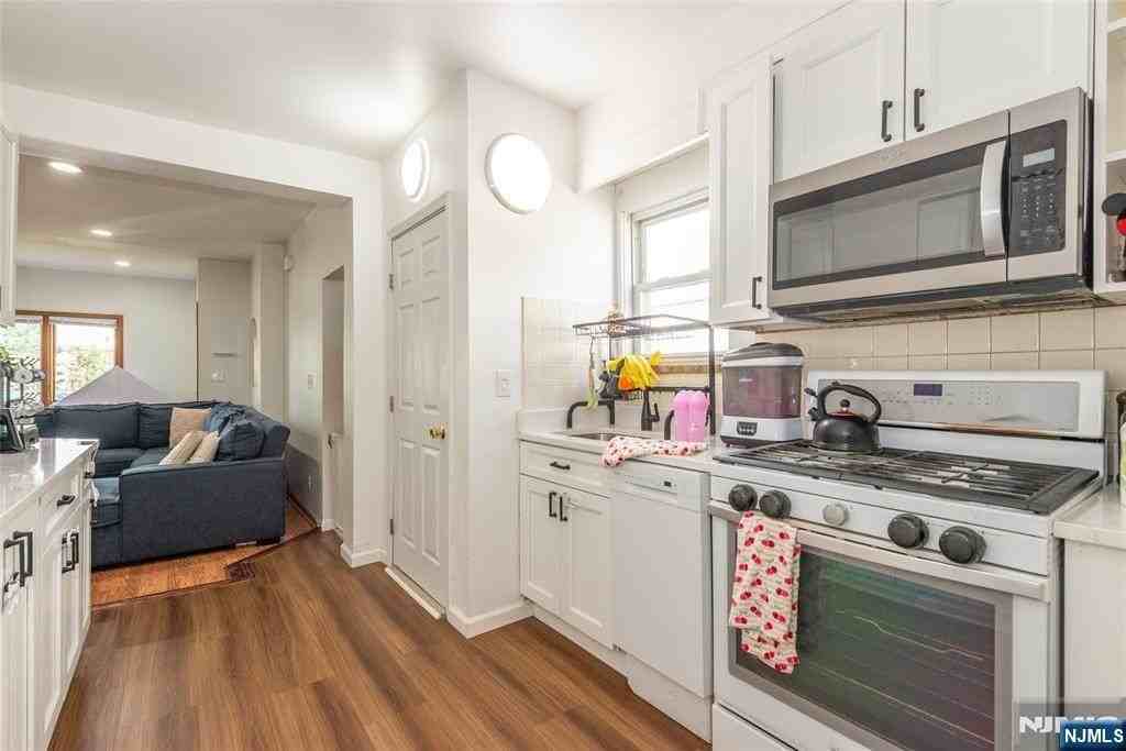 344 Valley Brook Ave - Photo 4 of 23