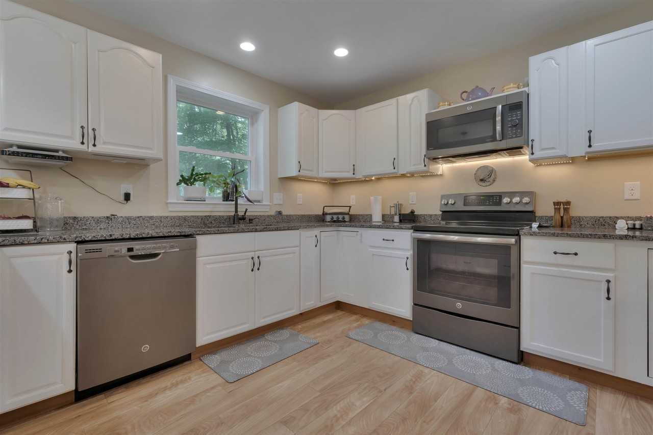 77 Barkers Pond Rd - Photo 4 of 31