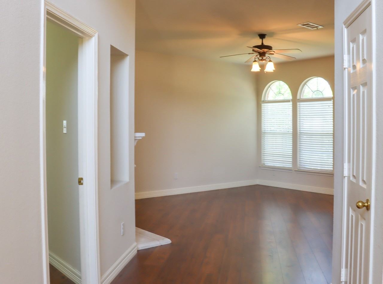 4021 Aladdin Dr - Photo 3 of 34
