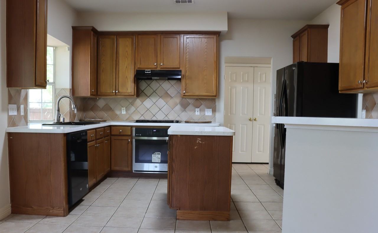 4021 Aladdin Dr - Photo 7 of 34