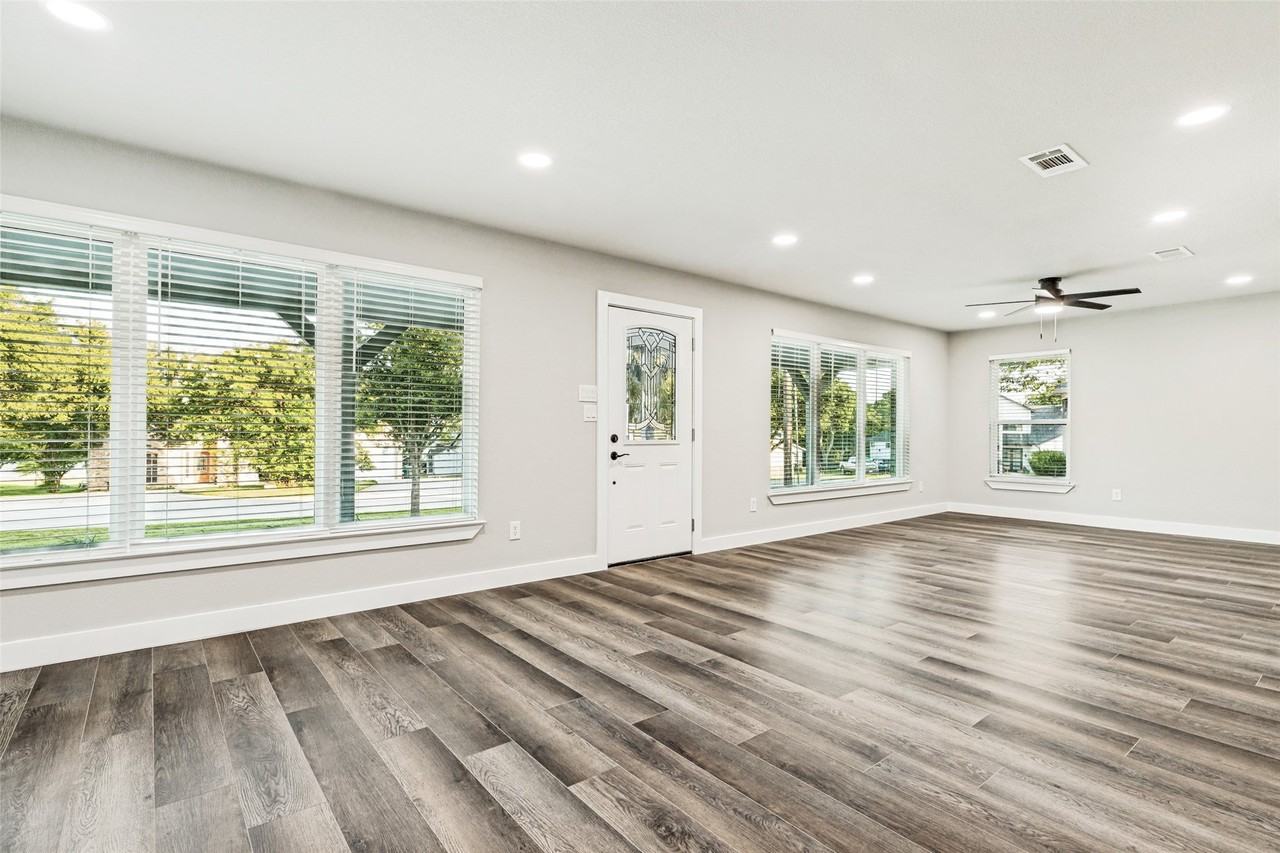 437 Peninsula Dr - Photo 3 of 18