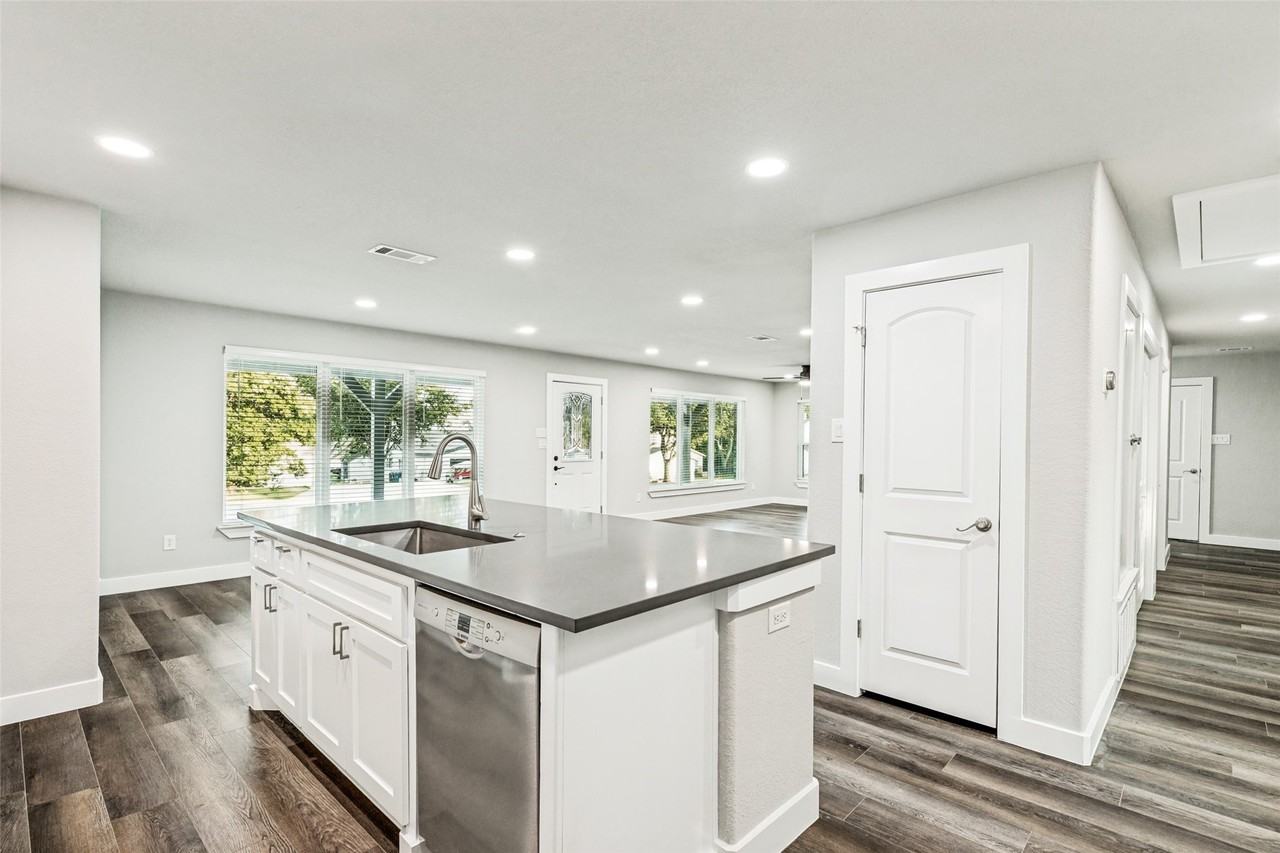 437 Peninsula Dr - Photo 4 of 18