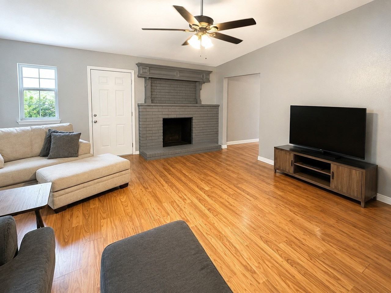 2304 Chinaberry Dr - Photo 3 of 8