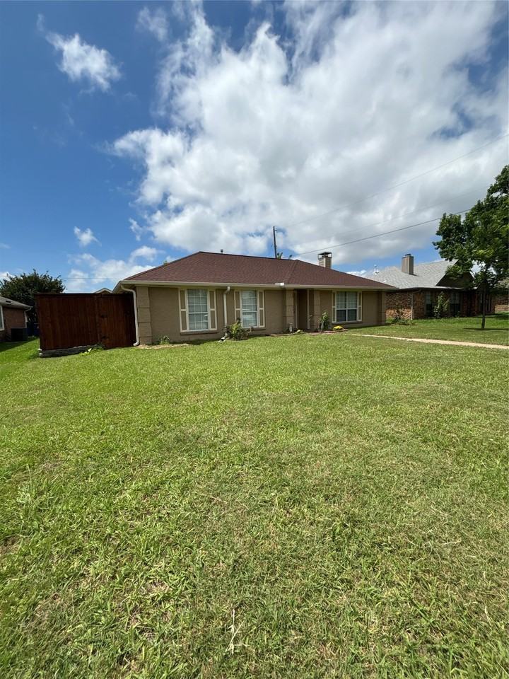2209 Rockbluff Dr - Photo 2 of 17