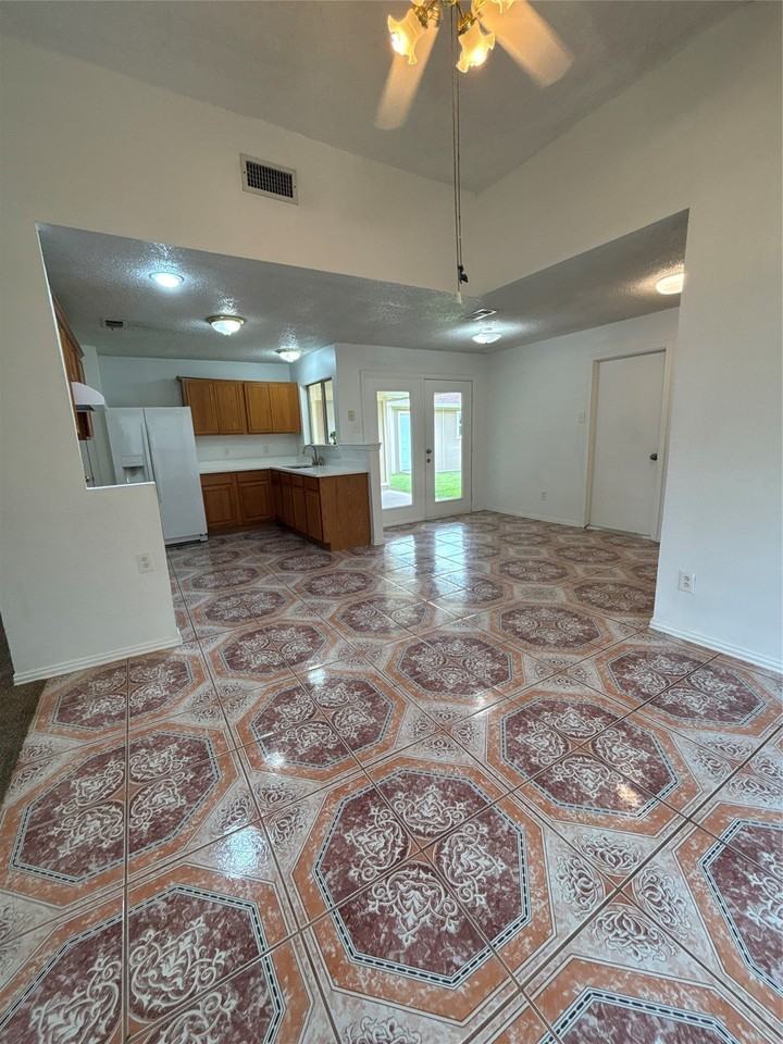 2209 Rockbluff Dr - Photo 4 of 17