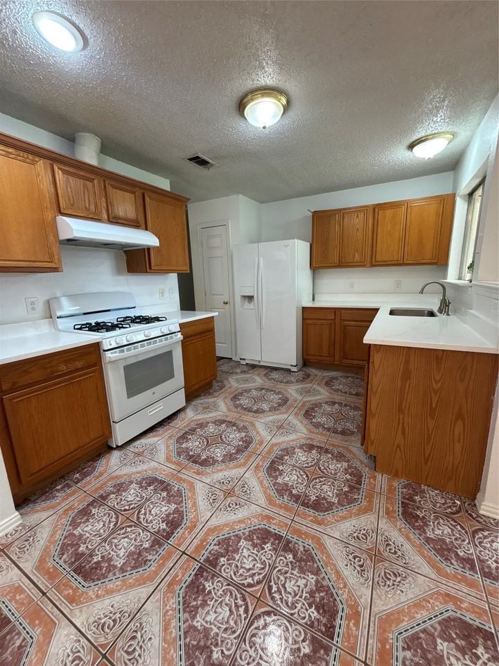 2209 Rockbluff Dr - Photo 5 of 17