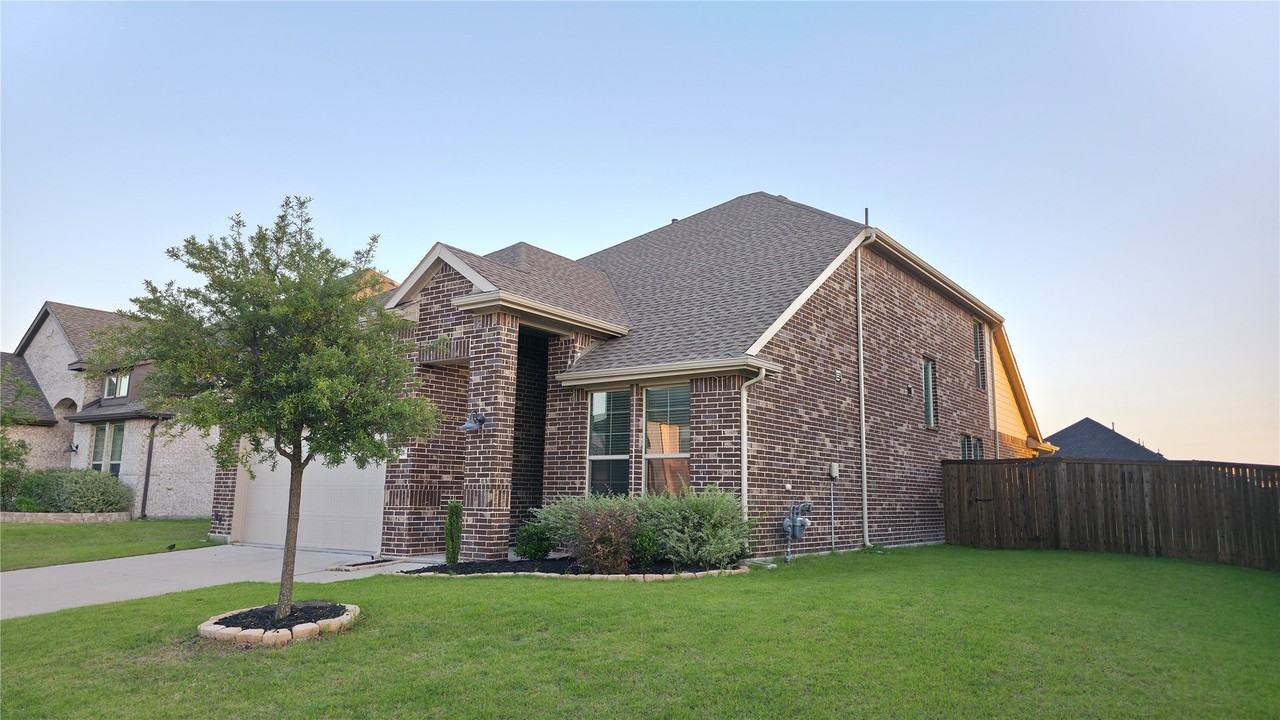 421 Tuscany Dr - Photo 2 of 21