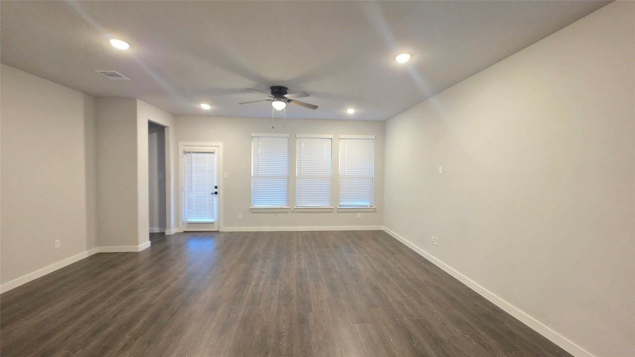 421 Tuscany Dr - Photo 3 of 21