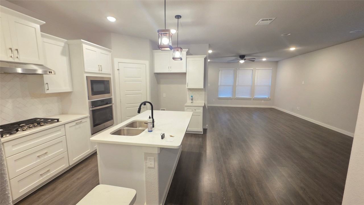 421 Tuscany Dr - Photo 4 of 21
