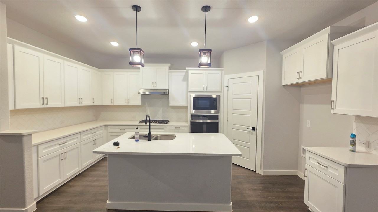 421 Tuscany Dr - Photo 5 of 21
