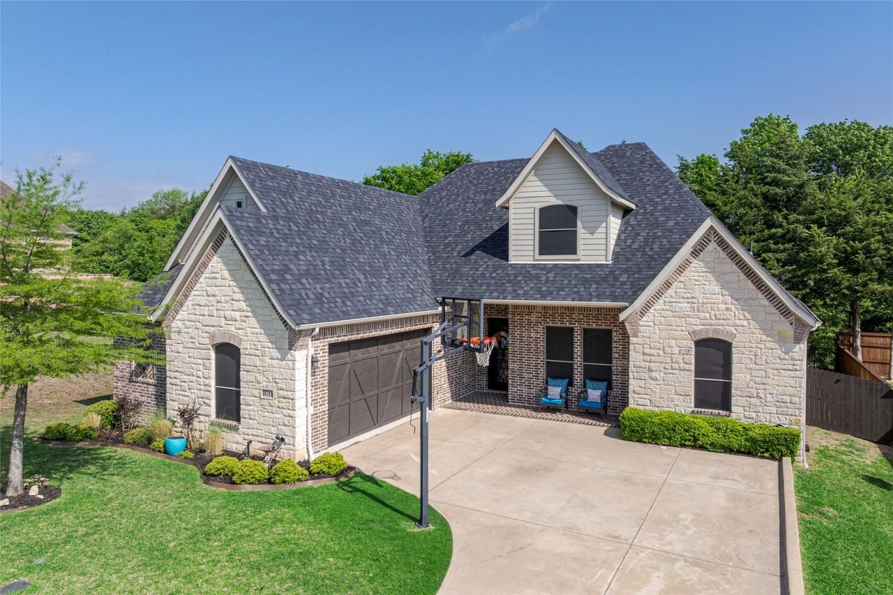 1611 Moreland Dr - Photo 2 of 35