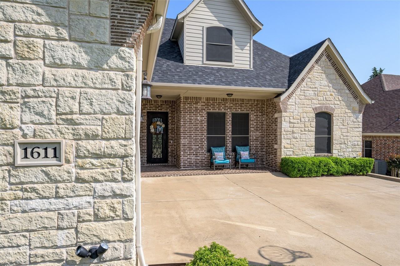 1611 Moreland Dr - Photo 3 of 35