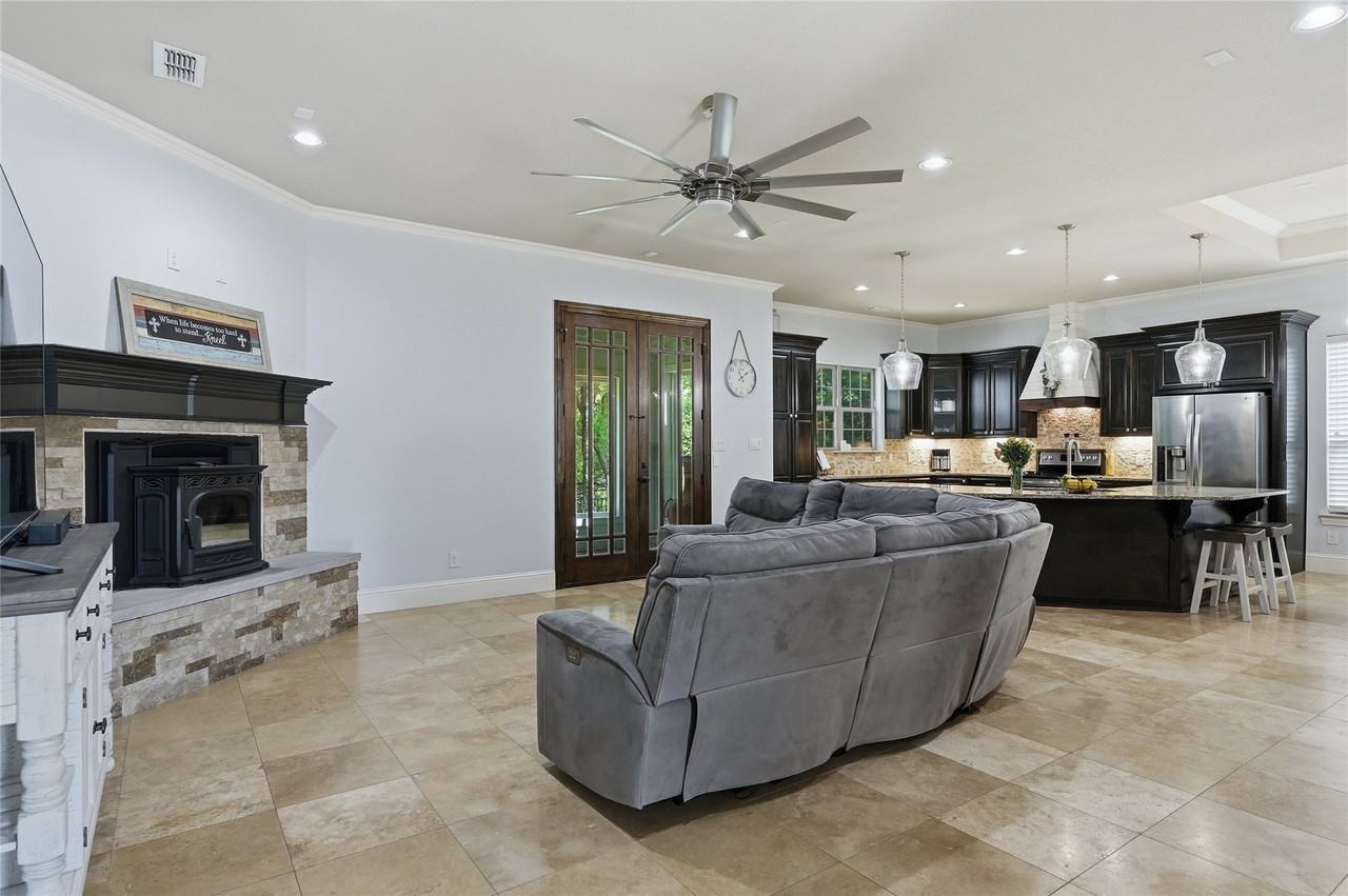 1611 Moreland Dr - Photo 6 of 35