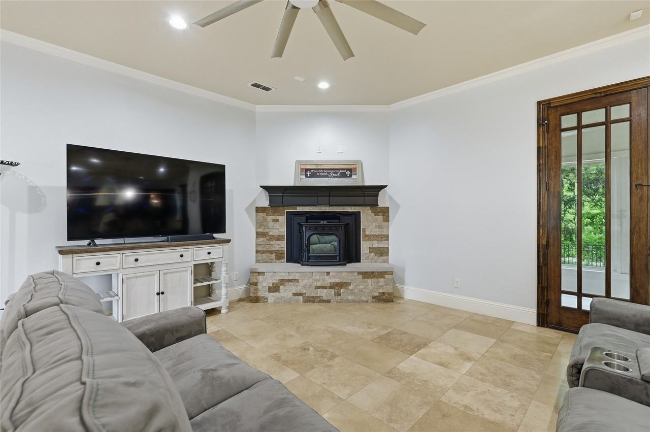 1611 Moreland Dr - Photo 7 of 35