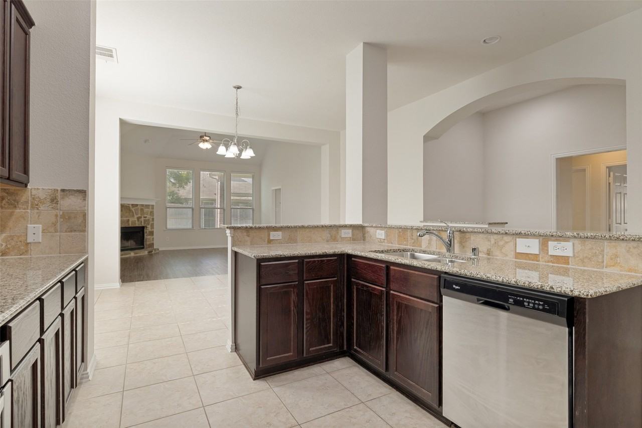 5112 Datewood Ln - Photo 3 of 25