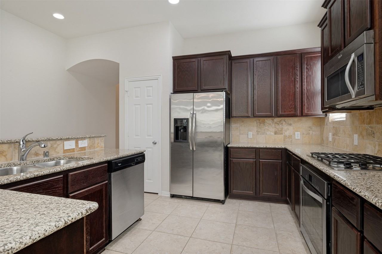 5112 Datewood Ln - Photo 4 of 25