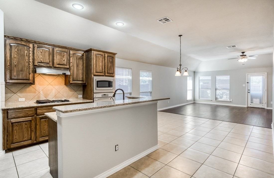 1404 Pillar Bluff Way - Photo 5 of 25
