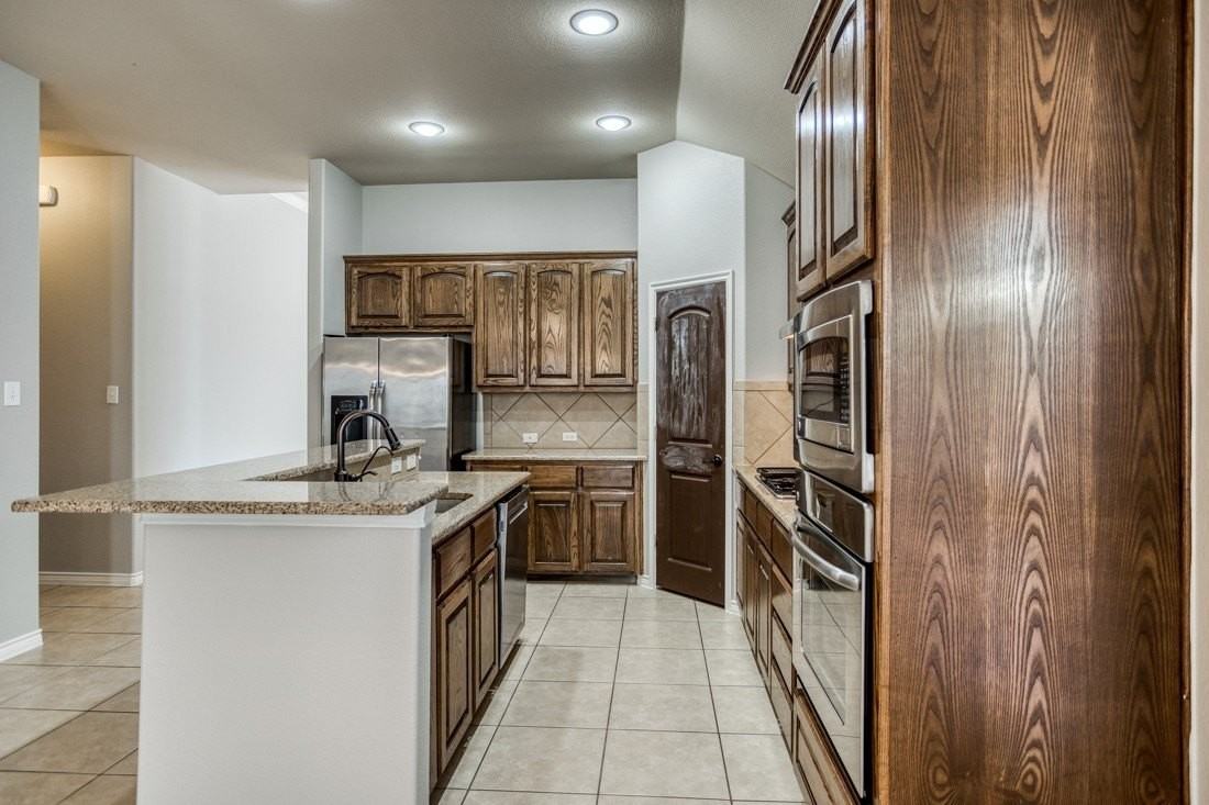 1404 Pillar Bluff Way - Photo 7 of 25
