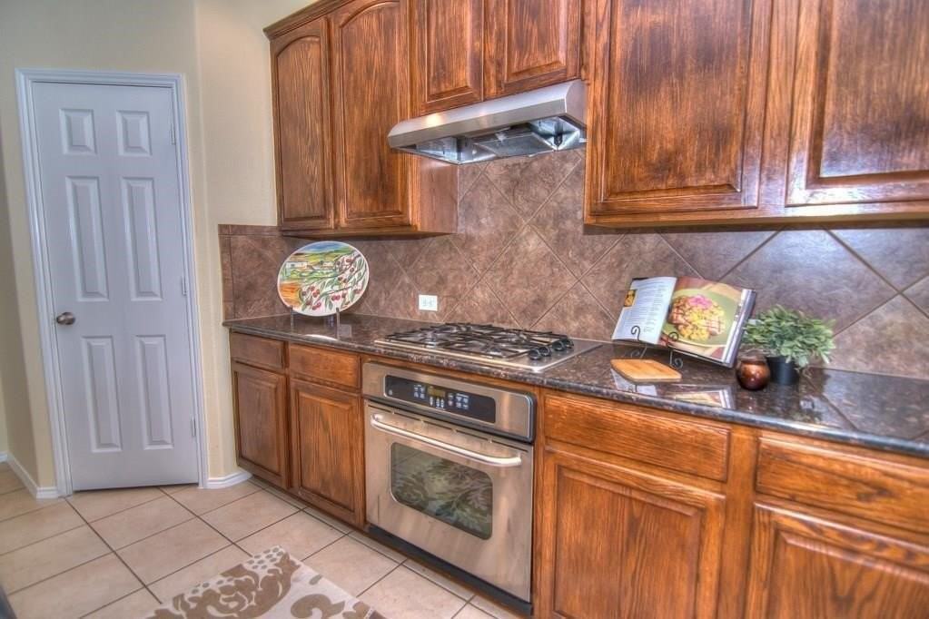 9400 Woodhurst Dr - Photo 7 of 24