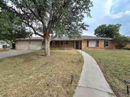 featured image of 2305 Country Club Dr