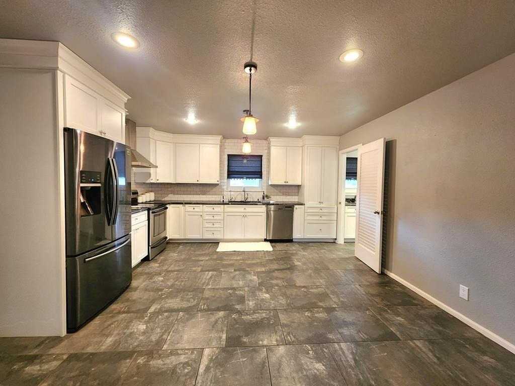 2305 Country Club Dr - Photo 5 of 30