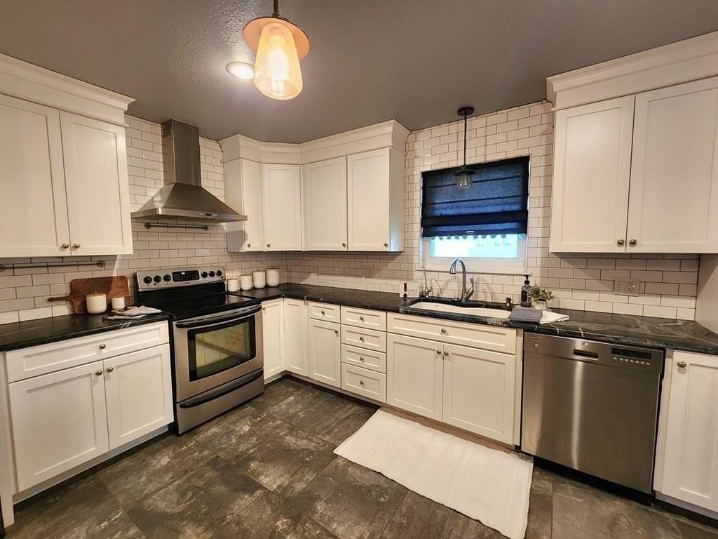 2305 Country Club Dr - Photo 6 of 30