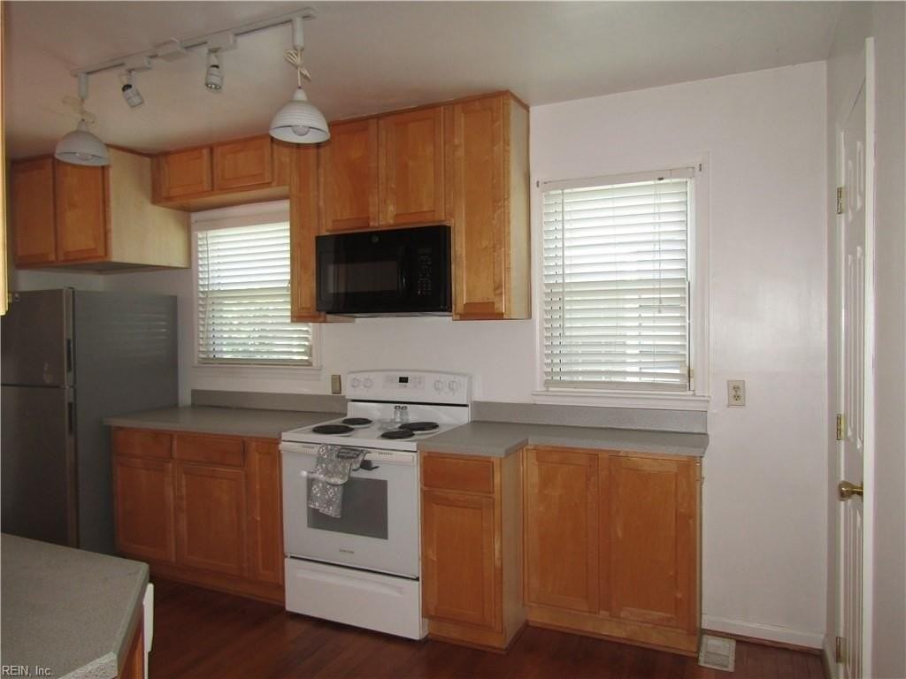606 23rd St - Photo 6 of 36
