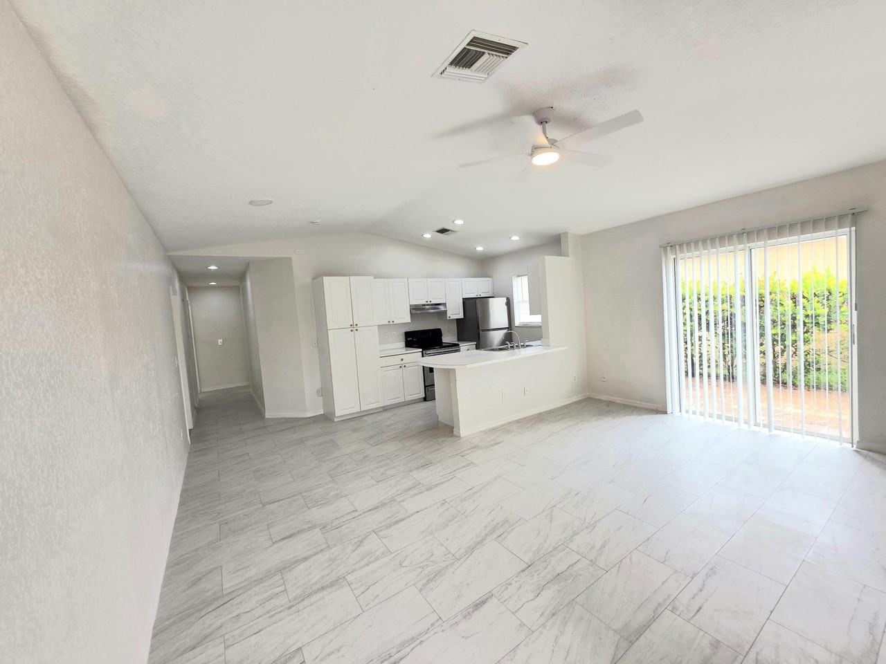 569 E Ridge Cir N - Photo 2 of 25