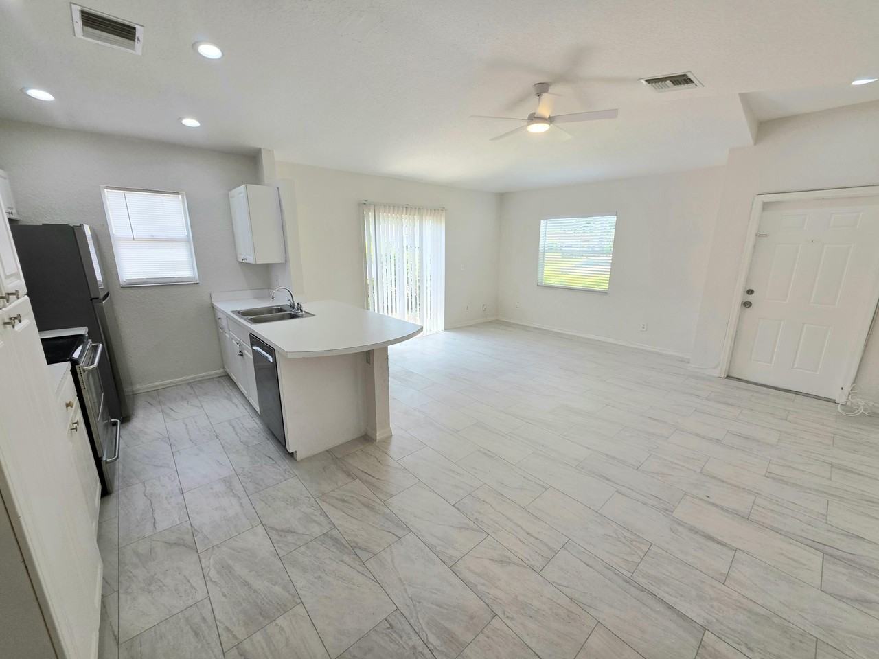 569 E Ridge Cir N - Photo 3 of 25