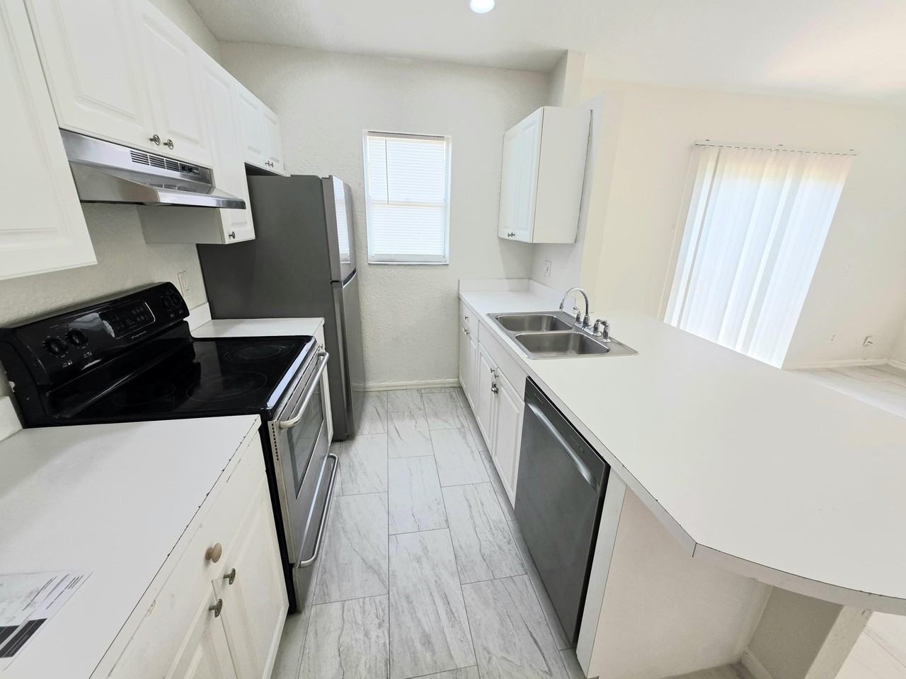 569 E Ridge Cir N - Photo 4 of 25