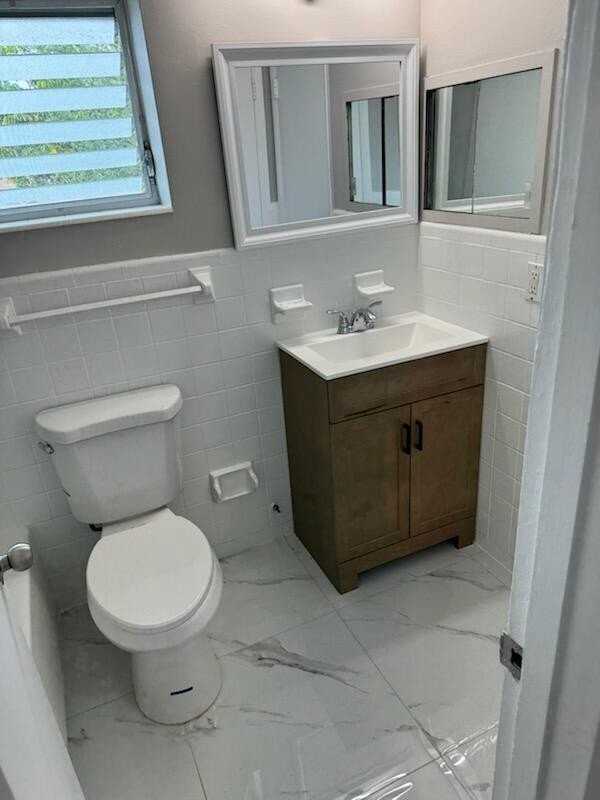 2285 Ne 172nd St #15 - Photo 2 of 18