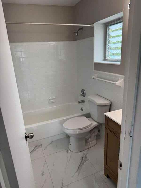 2285 Ne 172nd St #15 - Photo 3 of 18