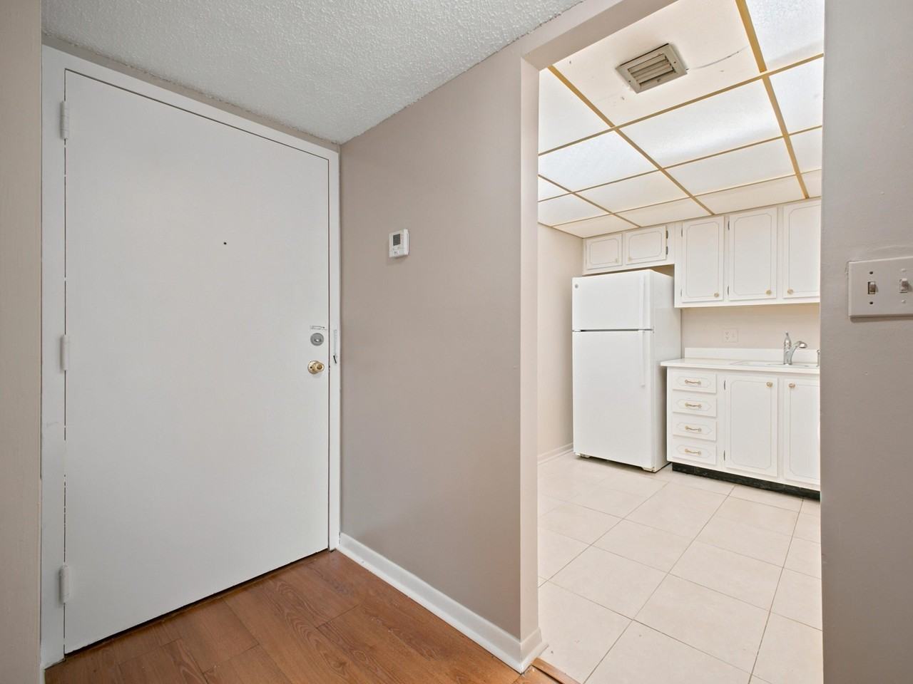 500 Executive Center Dr #2M - Photo 2 of 18