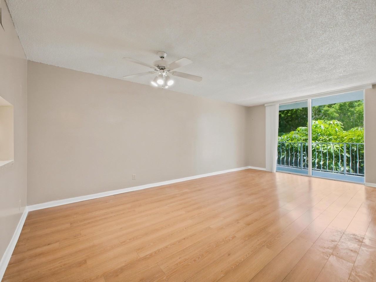 500 Executive Center Dr #2M - Photo 3 of 18