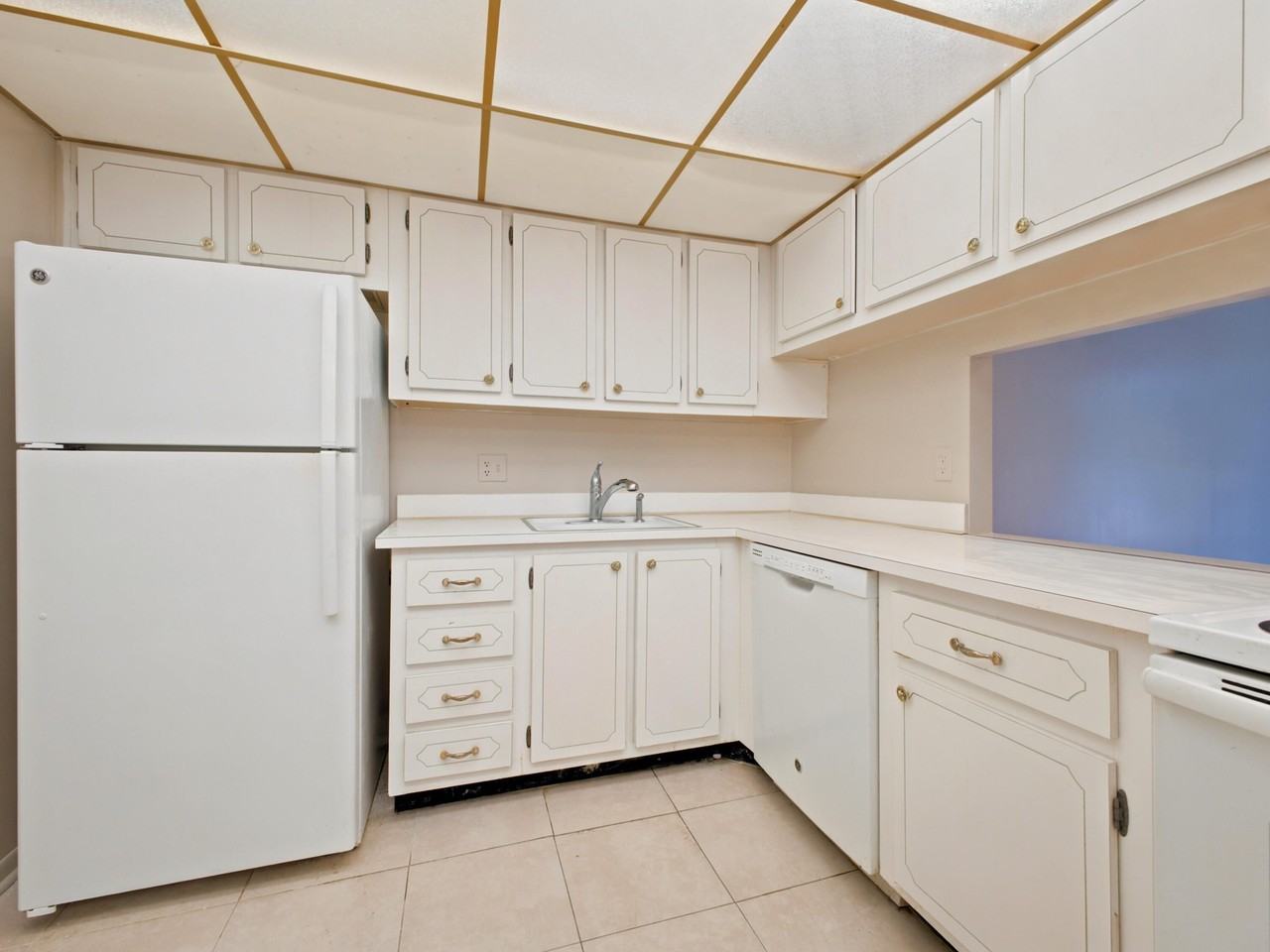 500 Executive Center Dr #2M - Photo 6 of 18