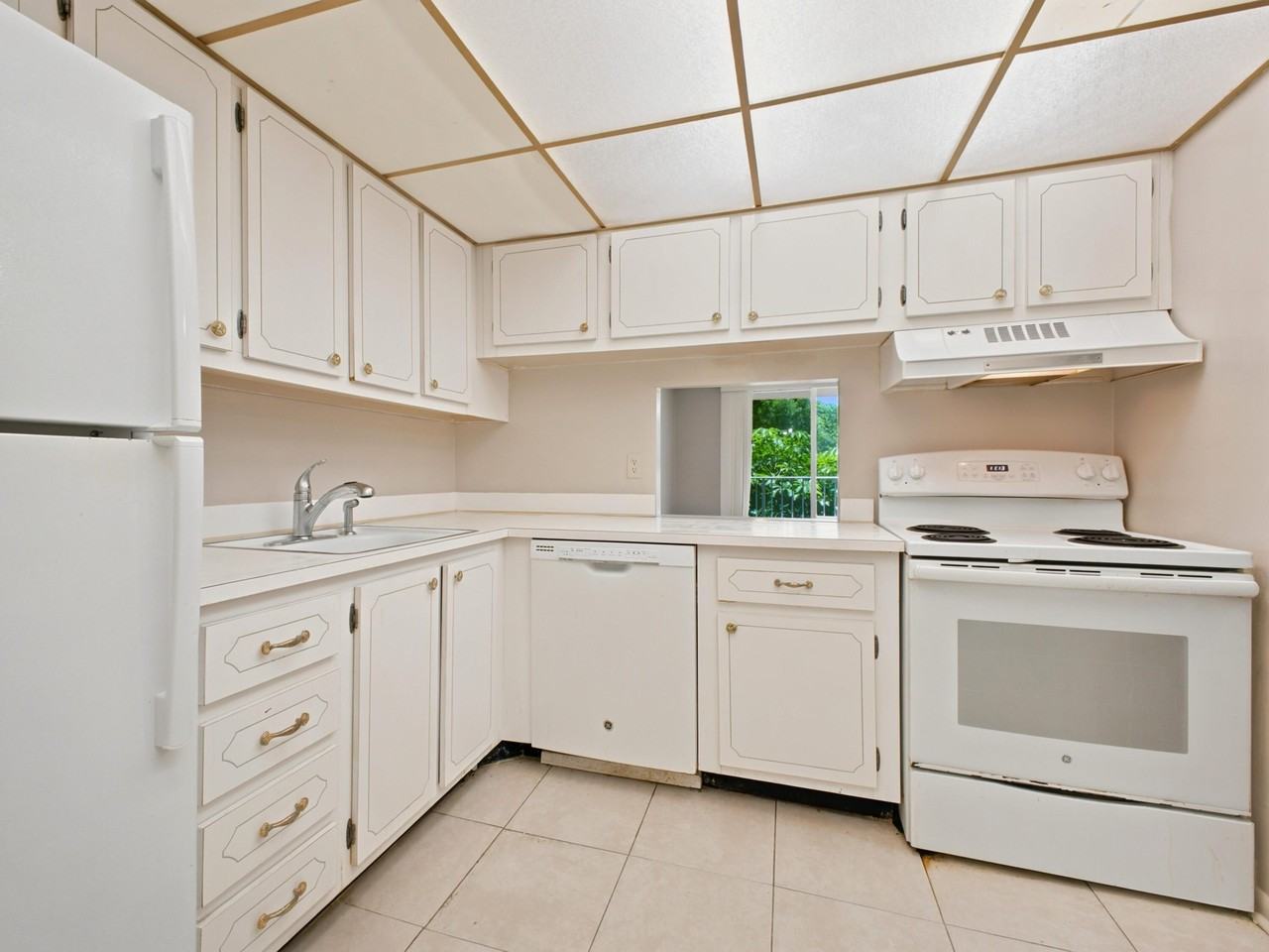 500 Executive Center Dr #2M - Photo 7 of 18